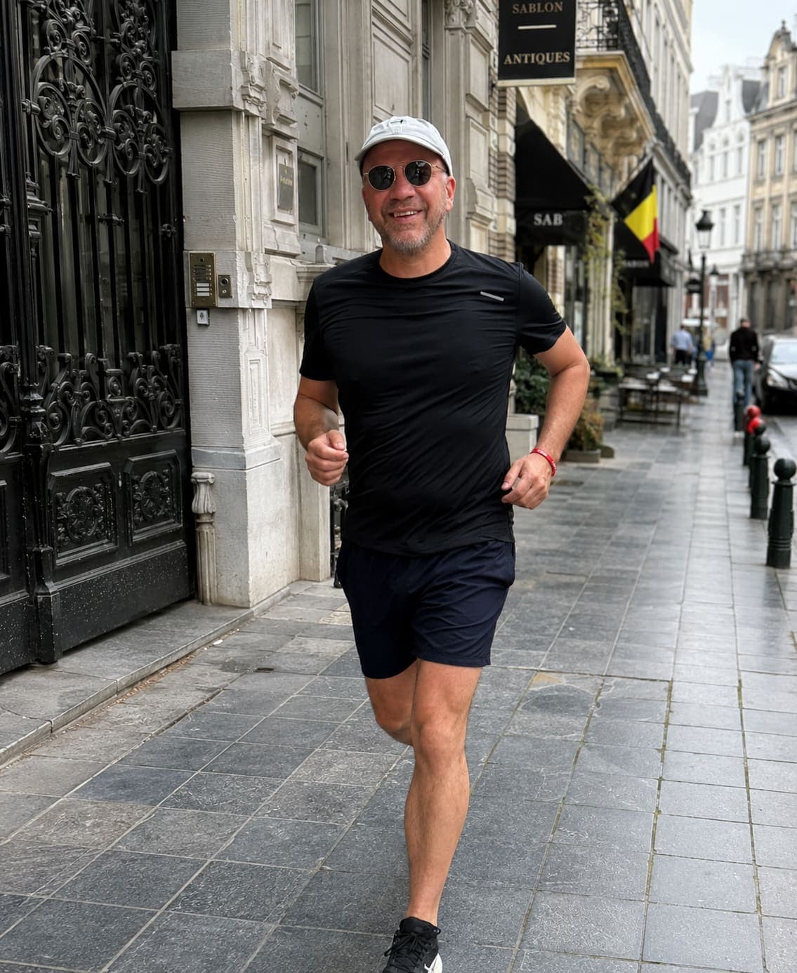 Luk, lopend door een straat in Brussel.